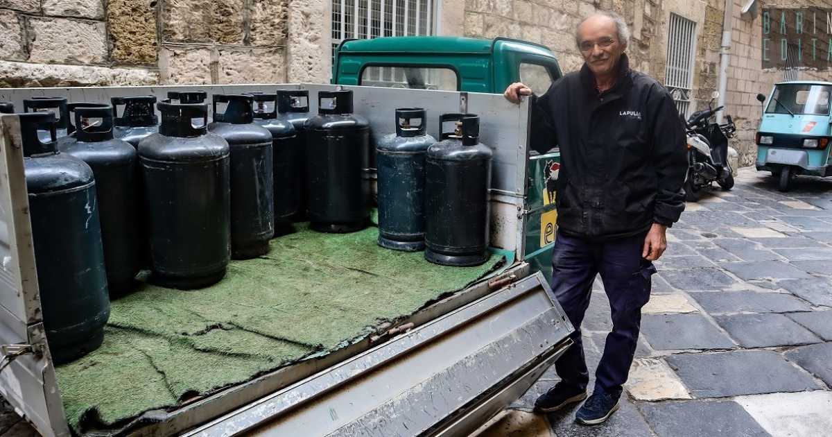 La storia di "Vito delle bombole" e del vecchio mestiere di portare il gas nelle case dei baresi